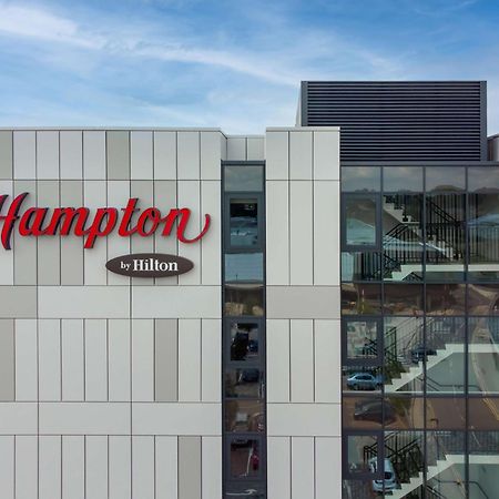 Готель Hampton By Hilton Гай-Віком Екстер'єр фото