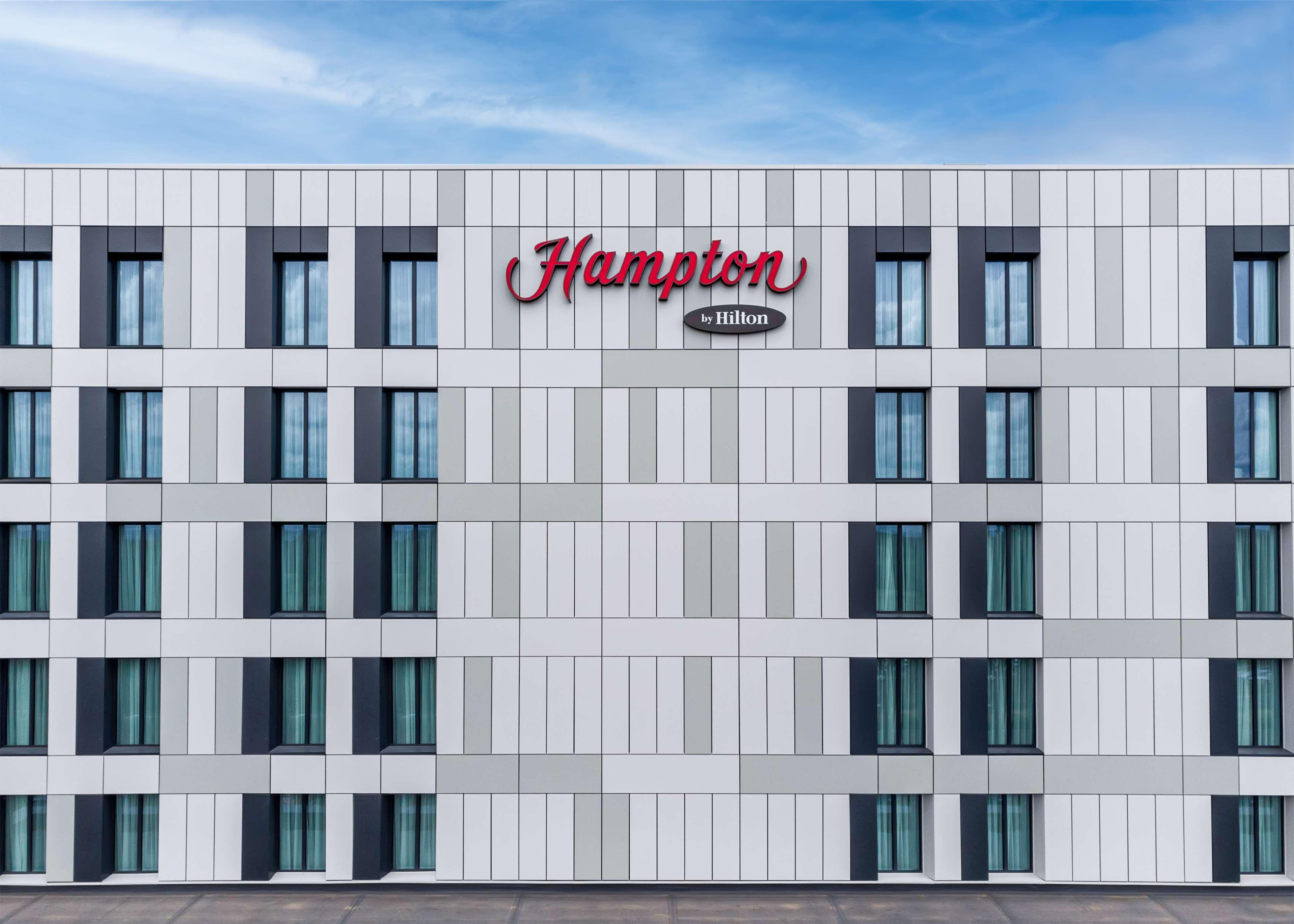 Готель Hampton By Hilton Гай-Віком Екстер'єр фото
