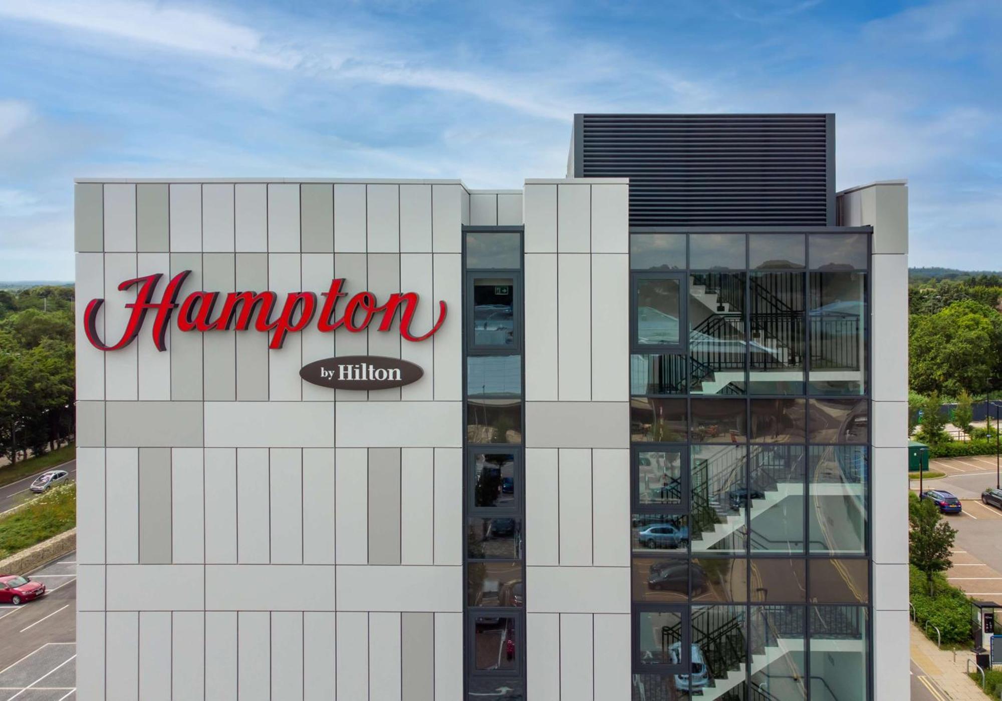 Готель Hampton By Hilton Гай-Віком Екстер'єр фото